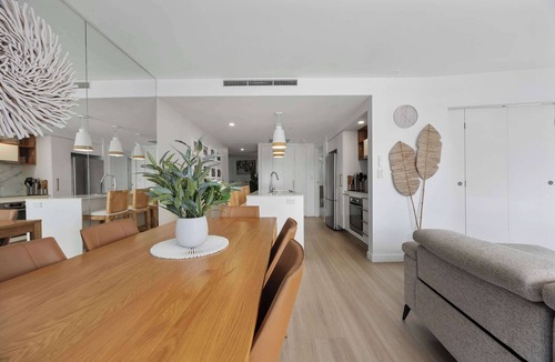 Surfers Paradise Apartment | Stylish Beachside Retreat - Resort Pool | Sauna & Spa | Cinema | Free Parking