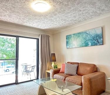 Mermaid Beach Apartment | Stylish Beachside 1BR Apartment