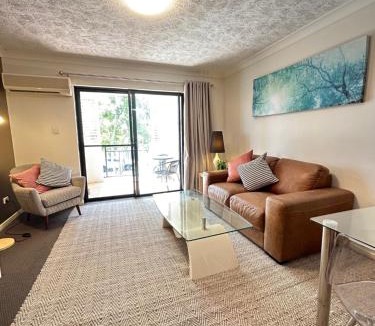 Mermaid Beach Apartment | Stylish Beachside 1BR Apartment