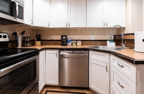 Ridgecrest Apartment | Stylish & Comfy ~ 5★ Location, Office, ♛Queen Bed