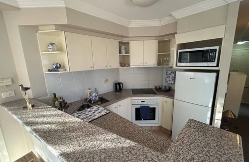 Broadbeach Apartment | Stylish & Cosy GC Getaway. Central & Serene. Explore Broadbeach/Surfers via Tram