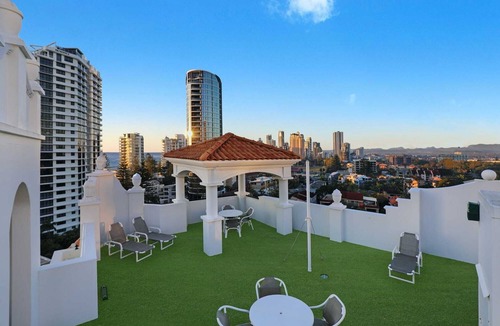 Broadbeach Apartment | Stylish & Cosy GC Getaway. Central & Serene. Explore Broadbeach/Surfers via Tram
