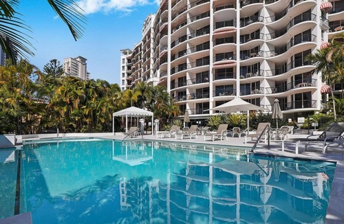 Broadbeach Apartment | Stylish & Cosy GC Getaway. Central & Serene. Explore Broadbeach/Surfers via Tram