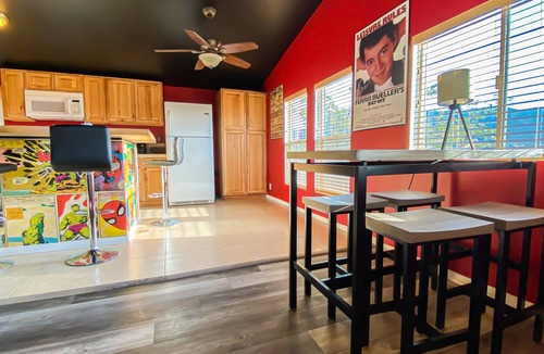 Twentynine Palms House | Stylish Desert Retreat - Stunning Views, 3 Min to Joshua Tree Park
