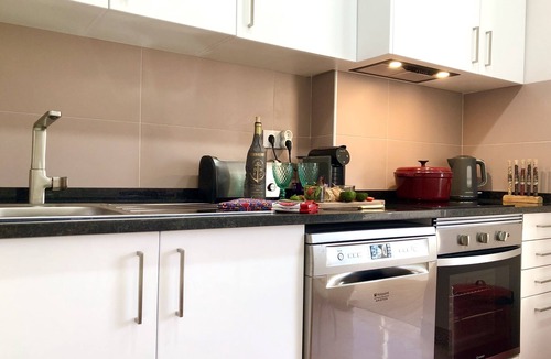 Santa Maria do Castelo e Sao Miguel Apartment | Stylish Historic Retreat | Walk to Castle, Beaches & Lisbon