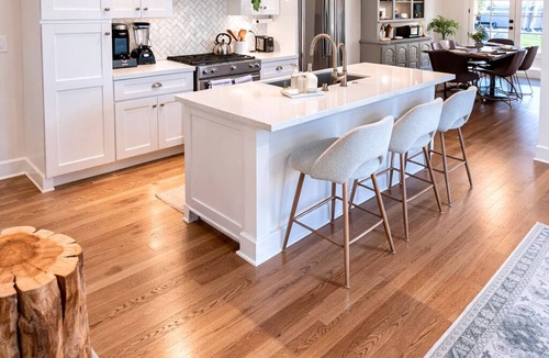 Kensington House | 🌴 Stylish Kensington Retreat! Sleeps 10 - Spa, Fire Pit & Prime Location
