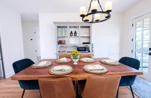 Kensington House | 🌴 Stylish Kensington Retreat! Sleeps 10 - Spa, Fire Pit & Prime Location