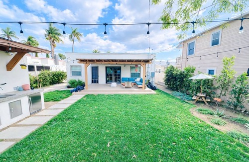 Kensington House | 🌴 Stylish Kensington Retreat! Sleeps 10 - Spa, Fire Pit & Prime Location