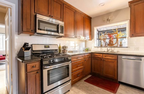 Monrovia House | Stylish LA Abode Close To Rose Bowl & City Of Hope