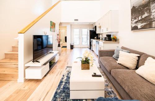 Wilshire Apartment | Stylish Loft in Hollywood Koreatown Area with Parking
