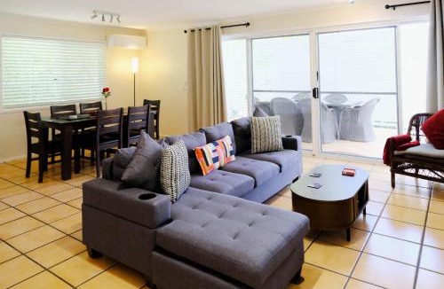 New Farm House | Stylish New Farm Retreat w Parking Walk Cafés & River