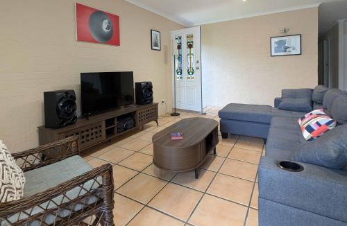New Farm House | Stylish New Farm Retreat w Parking Walk Cafés & River