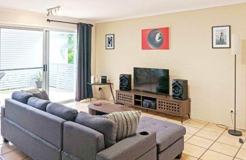 New Farm House | Stylish New Farm Retreat w Parking Walk Cafés & River
