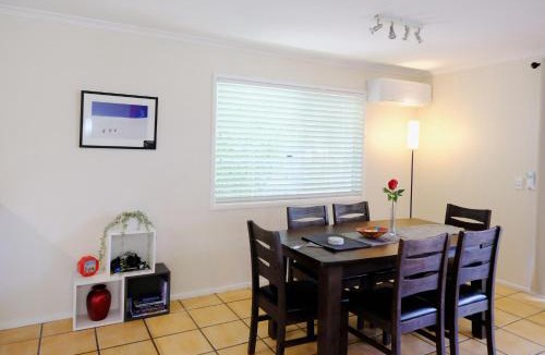 New Farm House | Stylish New Farm Retreat w Parking Walk Cafés & River