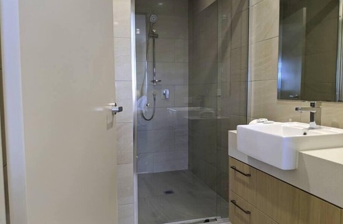 Windsor Apartment | Stylish & spacious 1 BRM king bed apartment with City view