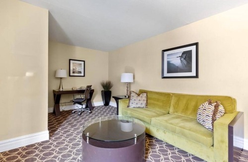 Corte Madera Hotel | Stylish Suite Near Trader Joe’s | Courtyard | Parking | Onsite Pool | BBQ Area