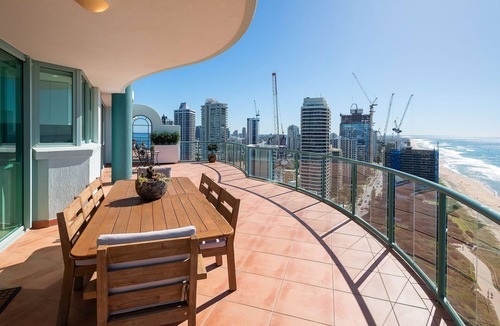 Main Beach Apartment | Sub Penthouse 3 Bedroom Ocean view