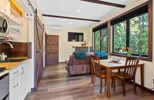 Ucluelet House | Suite Ucluelet - Romantic Couples Getaway-Sauna!