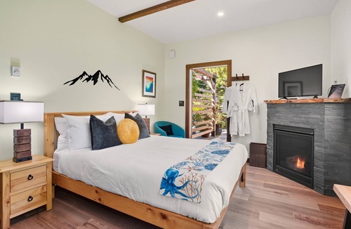 Ucluelet House | Suite Ucluelet - Romantic Couples Getaway-Sauna!