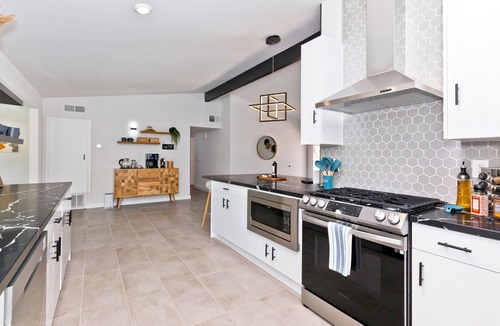 Palm Springs House | Summer Sale! Pristine Salt pool, EV charger!