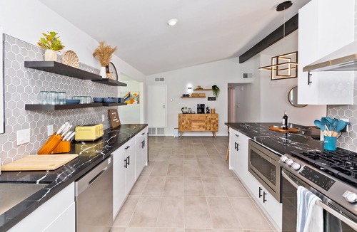 Palm Springs House | Summer Sale! Pristine Salt pool, EV charger!