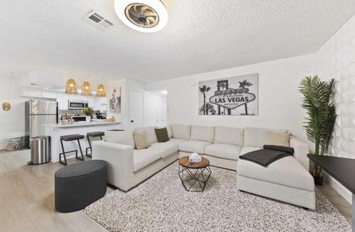 Summerlin Apartment | Summerlin Vegas Pool Condo w/Hot Tub & Games