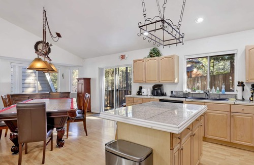 Summit Estates Ski Chalet | Summit Estates Escape by Big Bear Vacations | Hot Tub | Pool Table | Walk To Resort Lifts