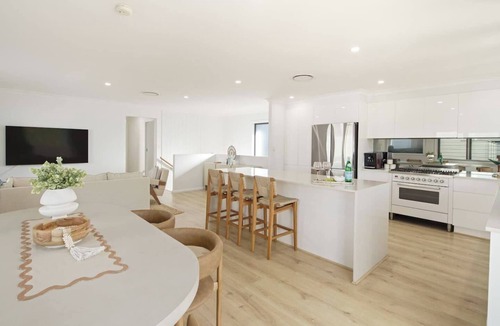 Mermaid Beach House | Sunbrite Breeze Poolside Relaxation by the Sea