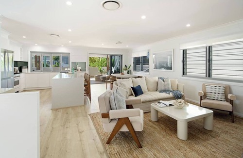 Mermaid Beach House | Sunbrite Breeze Poolside Relaxation by the Sea