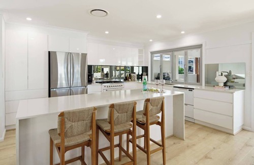Mermaid Beach House | Sunbrite Breeze Poolside Relaxation by the Sea