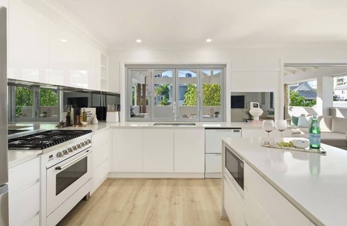 Mermaid Beach House | Sunbrite Breeze Poolside Relaxation by the Sea