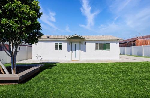 Fontana House | Sunlit Front House I Peaceful & Private Home-Away