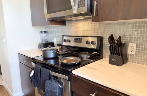 Mid-Wilshire Apartment | Sunlit Retreat 10 Min from Disneyland With Pool & GYM
