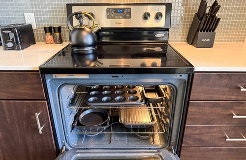 Mid-Wilshire Apartment | Sunlit Retreat 10 Min from Disneyland With Pool & GYM
