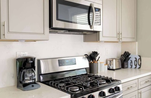 Little Italy Apartment | Sunny Studio in Little Italy | Walk Everywhere