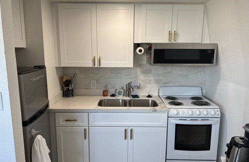 Black Mountain Apartment | Sunny Studio near Water Street - Unit A