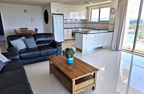 Mermaid Waters Apartment | Supa sized 3 bedroom 2 bath