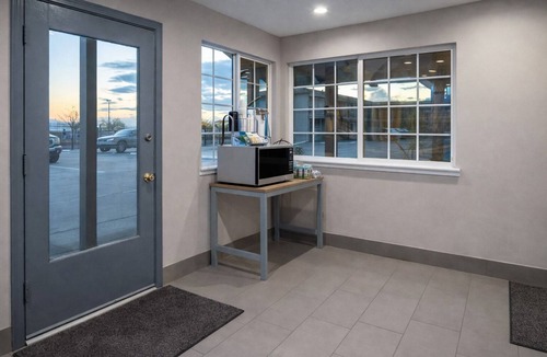 Bakersfield Hotel | Super 8 by Wyndham Bakersfield CA Near Airport