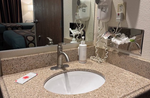 Selma Hotel | Super 8 by Wyndham Selma/Fresno Area