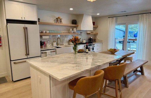 Tahoe Island Cabin | Super Cozy, 3BR, Tahoe Cabin, Fireplace, Near Everything