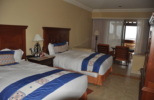 Paraiso Escondido Resort | SuperExecutive+900 SF private deck and hot tub for 6 on-the-beach 5 star resort