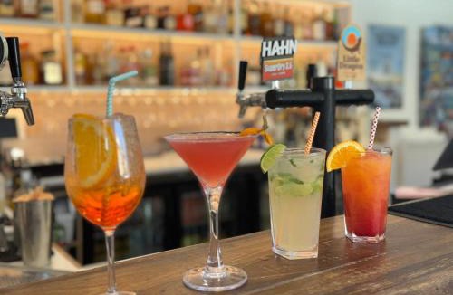 Surfers Paradise Hostel | Surf Inn Boutique Backpackers - FREE BREAKFAST