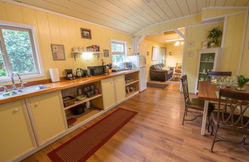 Tofino Cabin | Surf Shack - Beachside Retreat - Private Hot Tub - Steps from Chesterman Beach
