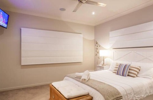 Mermaid Waters House | Surfers Beach Retreat