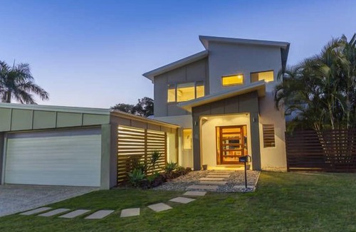 Mermaid Waters House | Surfers Beach Retreat
