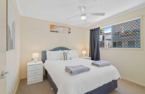 Surfers Paradise Apartment | Surfers Beach Resort Coastal Charm Light n Bright