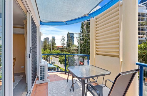 Surfers Paradise Apartment | Surfers Beach Resort Coastal Charm Light n Bright
