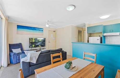 Surfers Paradise Apartment | Surfers Beach Resort Coastal Charm Light n Bright