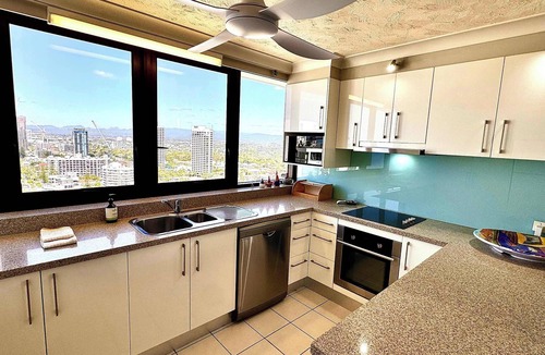 Surfers Paradise Apartment | Surfers Paradise Spacious,Views,Pool & Parking