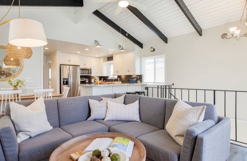 West Newport Apartment | Surfrider II by AvantStay | Walk to the Beach + Balcony